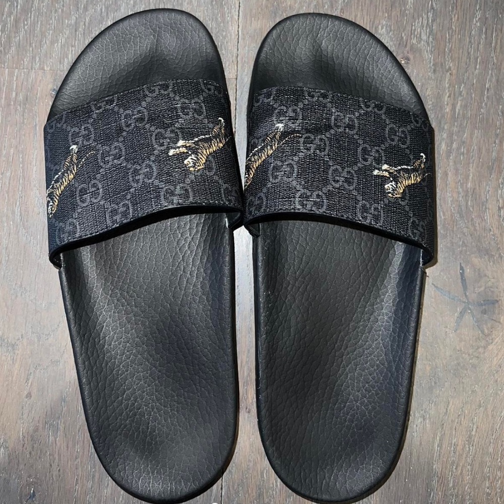 Gucci Mens GG Supreme tigers slides
